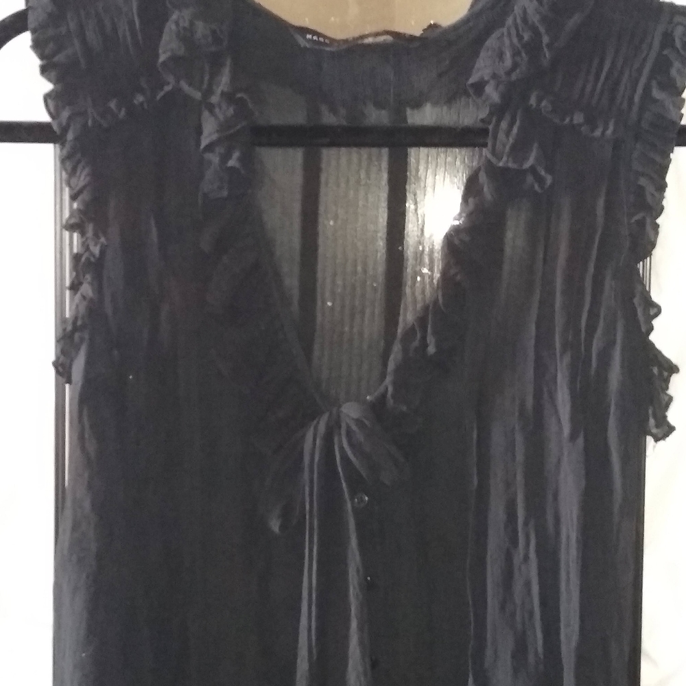 Adorable black sleeveless blouse